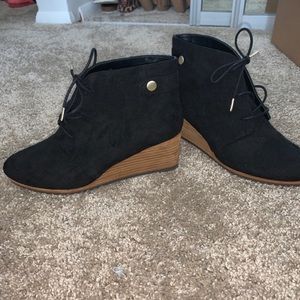 Closed toe black wedges